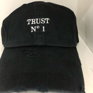 DISTRESS BLACK TRUST NO ONE DAD HAT